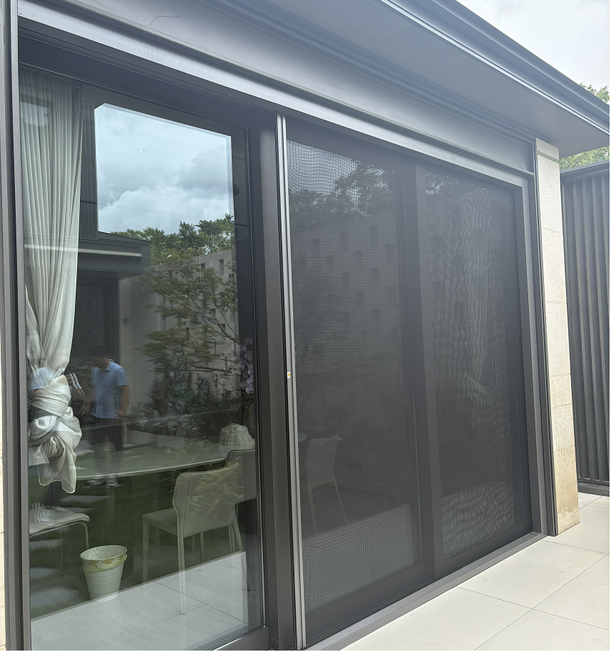 重型提升門配備韋柏D90卷軸紗門